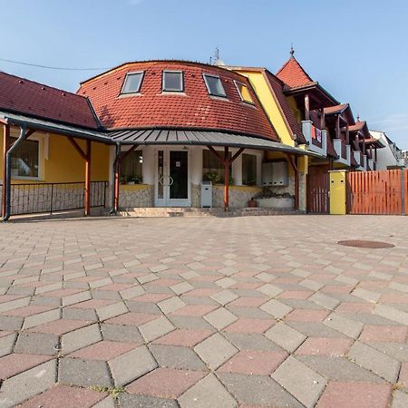 Margareta Apartman Es Ueduelohaz Bogacs Exterior photo