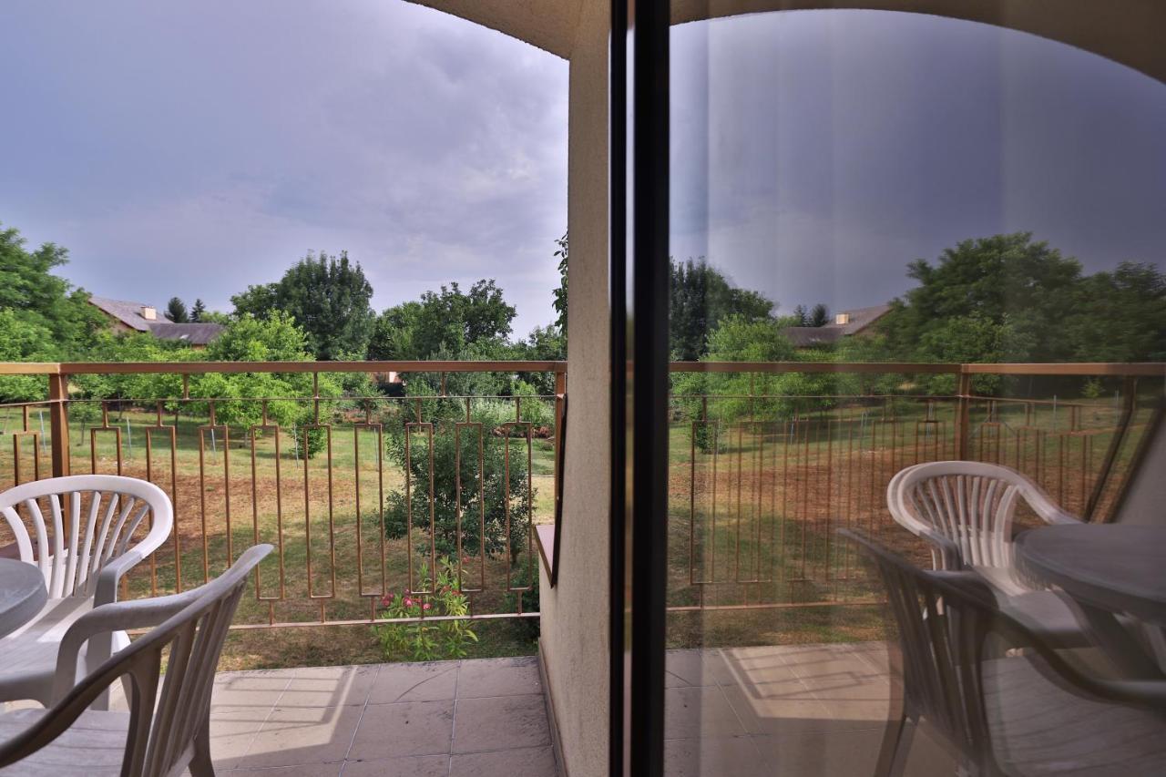Margareta Apartman Es Ueduelohaz Bogacs Exterior photo