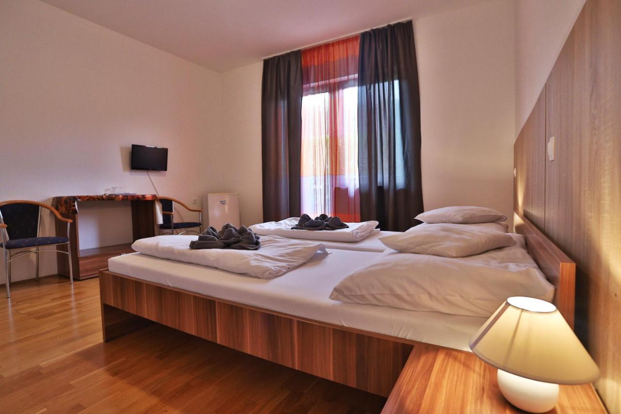 Margareta Apartman Es Ueduelohaz Bogacs Exterior photo