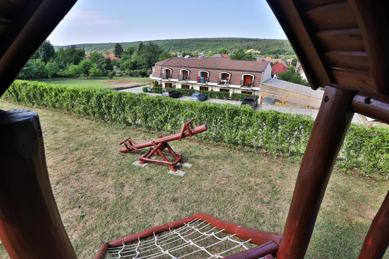 Margareta Apartman Es Ueduelohaz Bogacs Exterior photo