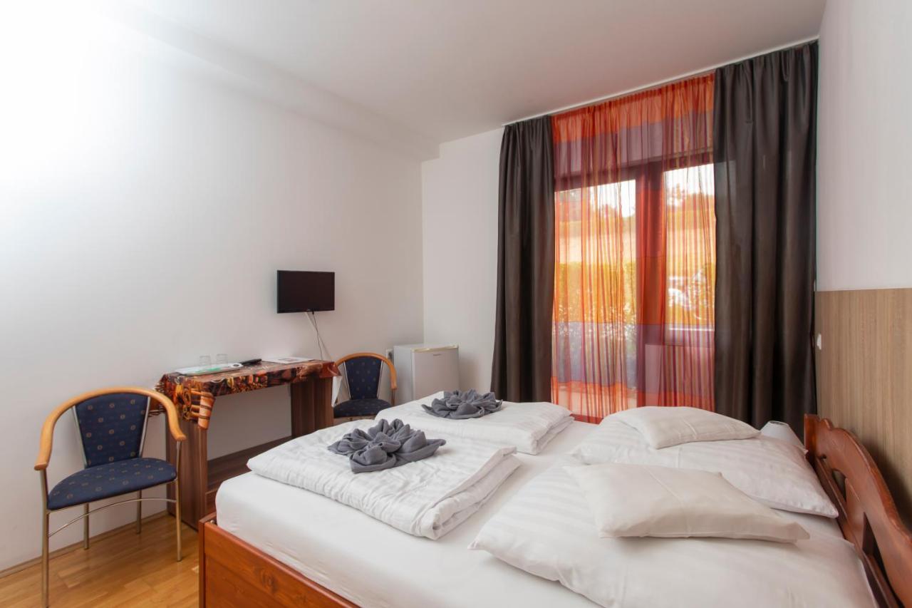 Margareta Apartman Es Ueduelohaz Bogacs Exterior photo