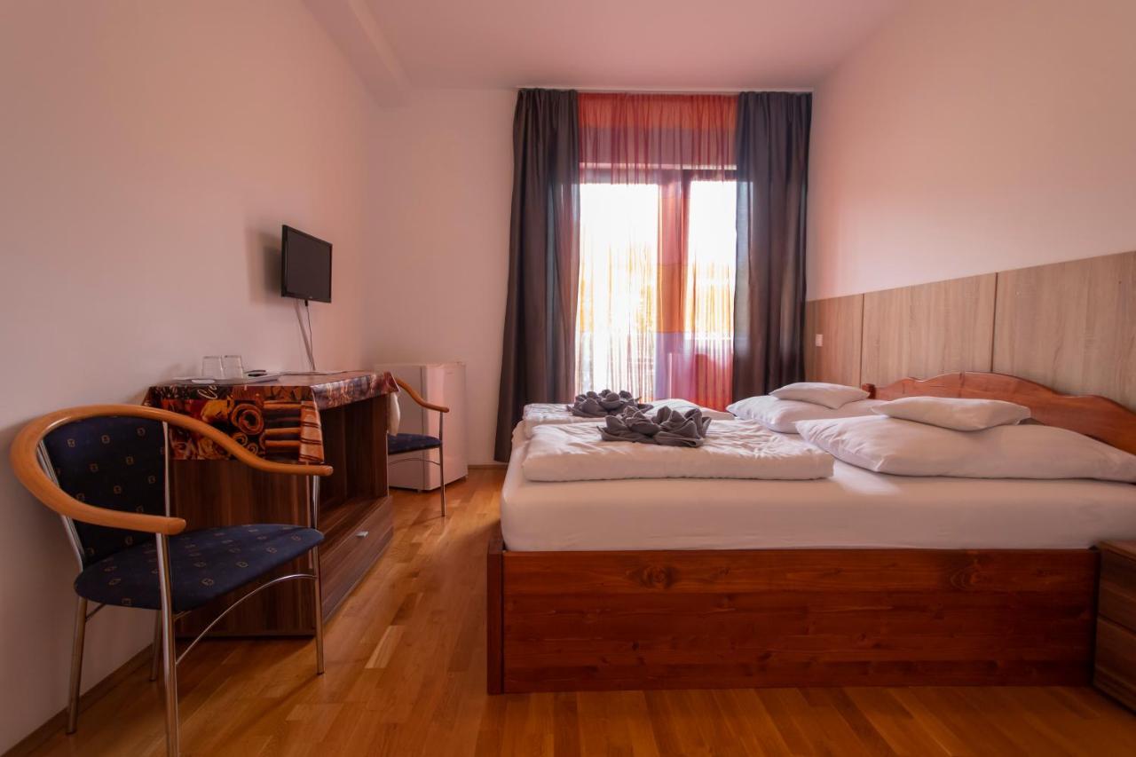 Margareta Apartman Es Ueduelohaz Bogacs Exterior photo