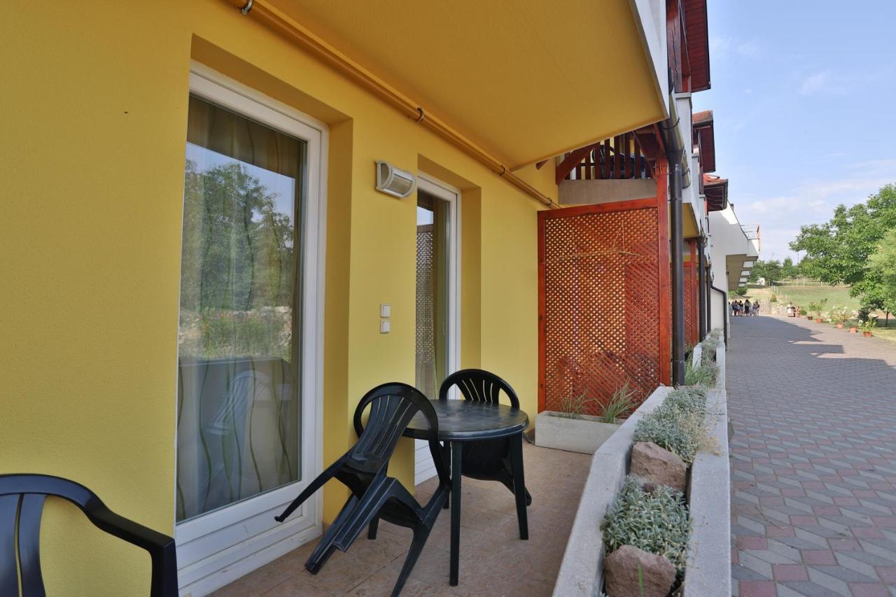 Margareta Apartman Es Ueduelohaz Bogacs Exterior photo