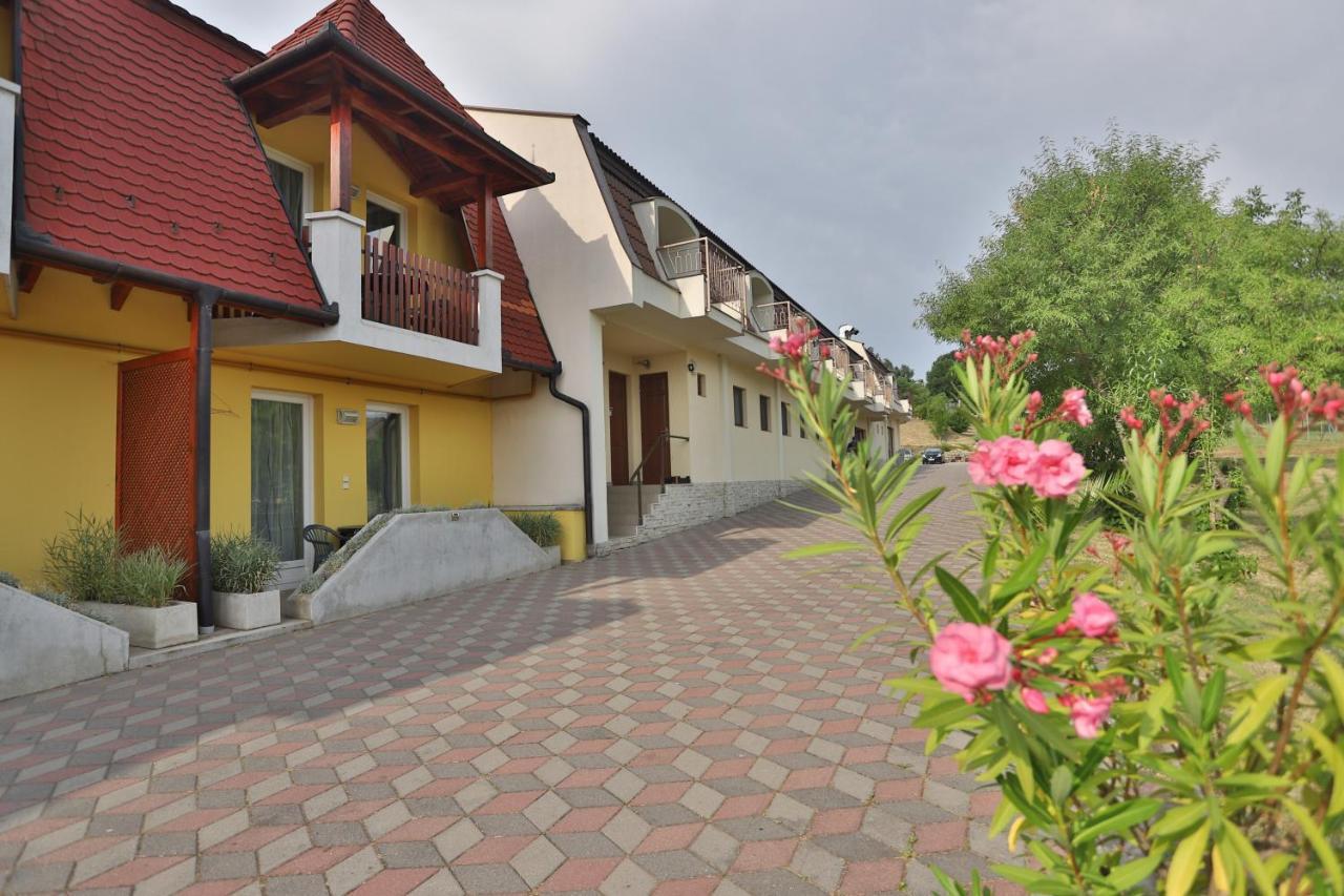 Margareta Apartman Es Ueduelohaz Bogacs Exterior photo