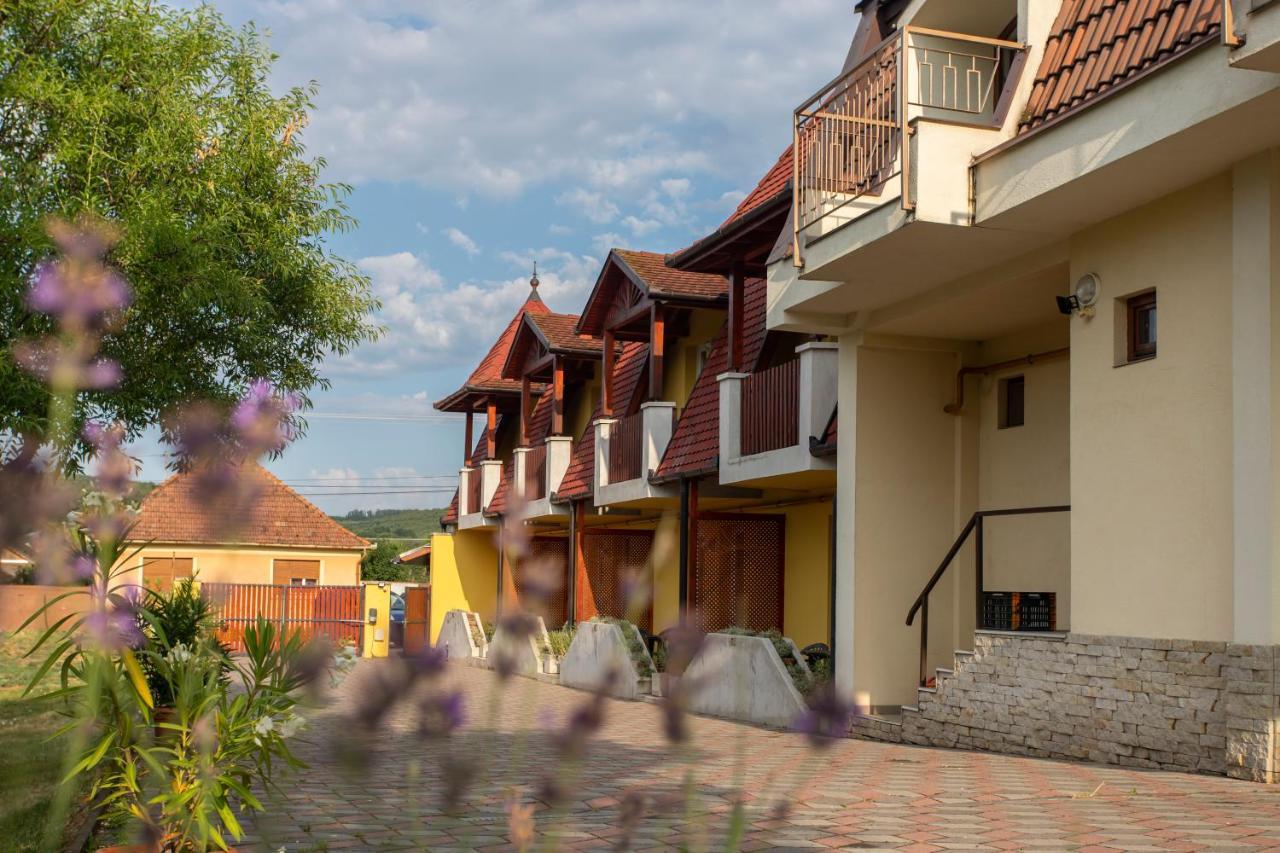 Margareta Apartman Es Ueduelohaz Bogacs Exterior photo