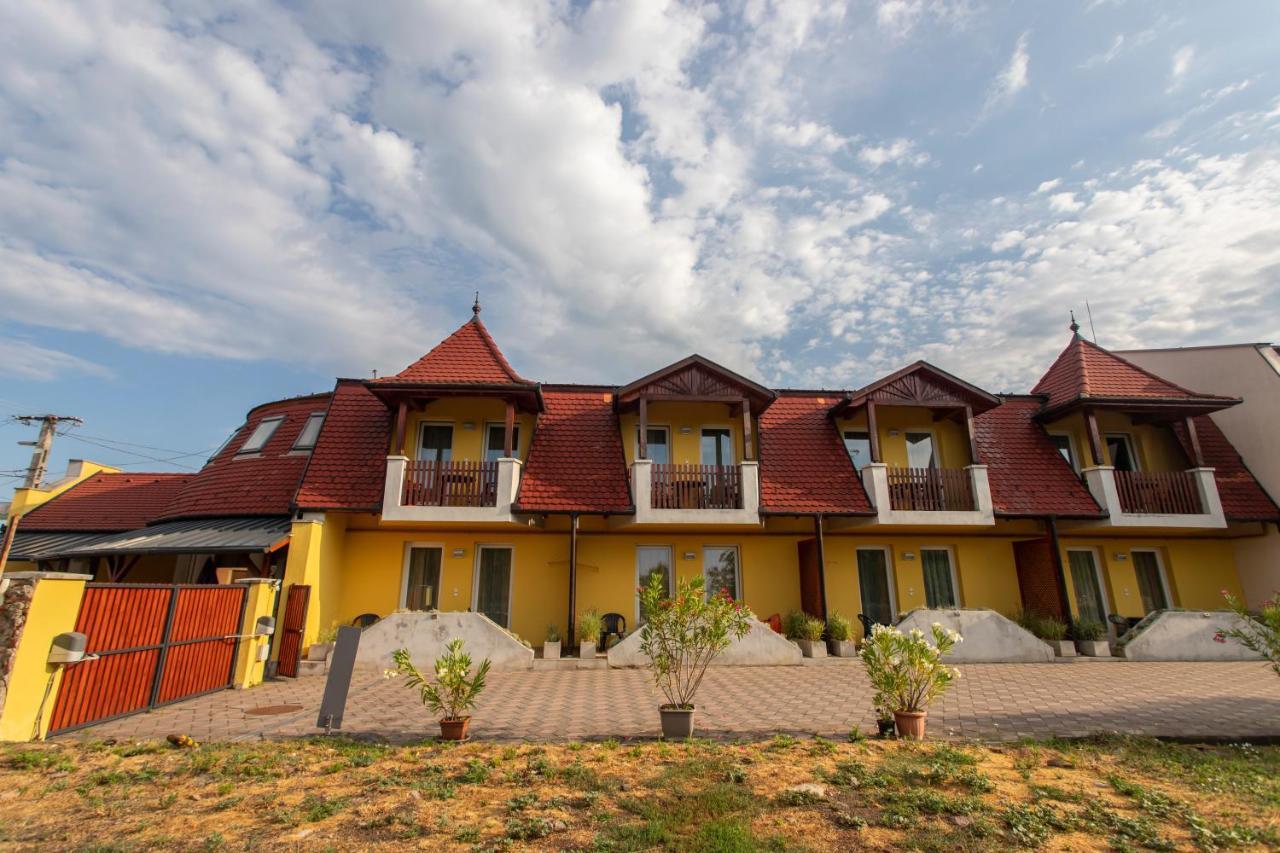 Margareta Apartman Es Ueduelohaz Bogacs Exterior photo