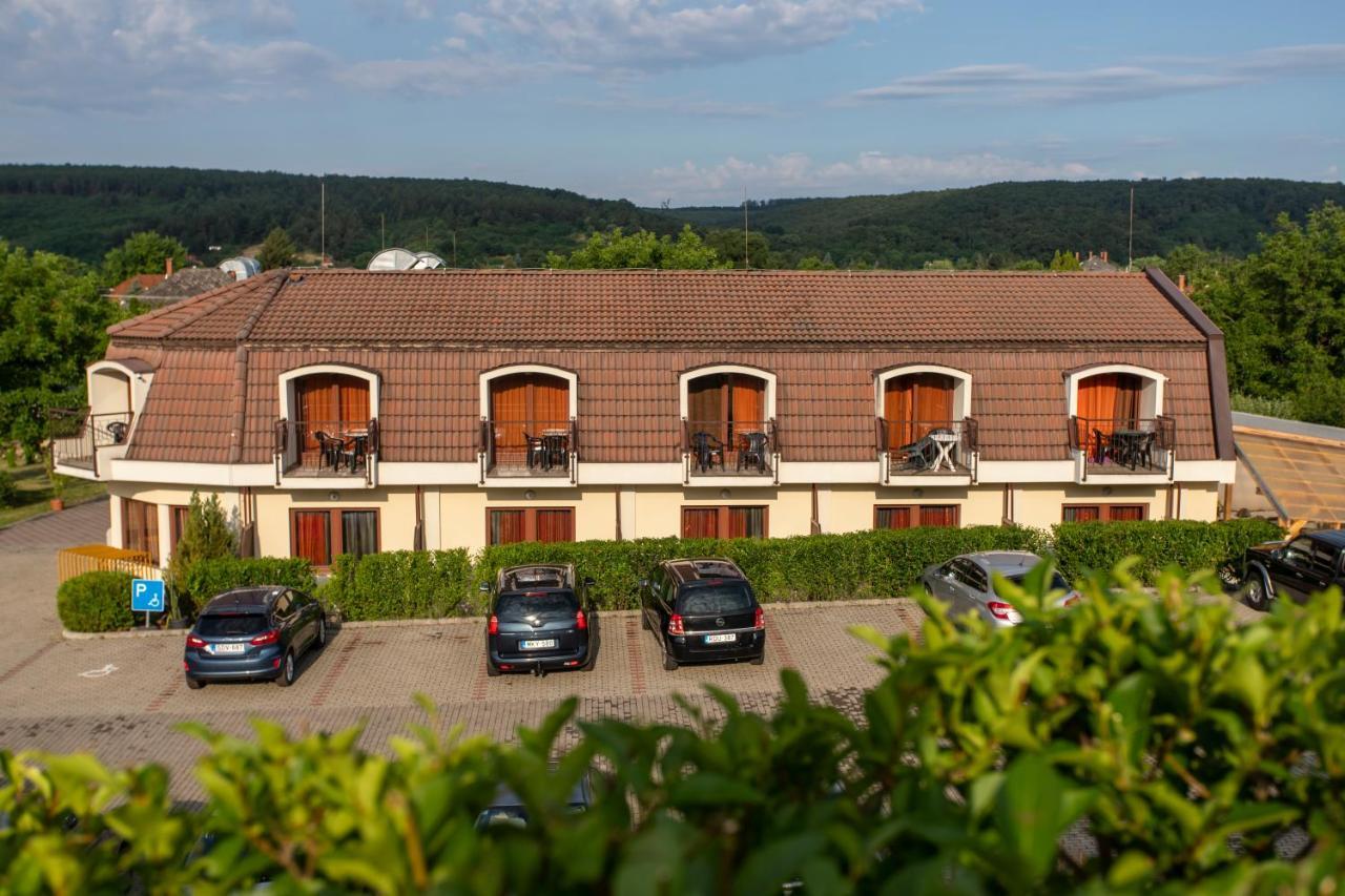 Margareta Apartman Es Ueduelohaz Bogacs Exterior photo