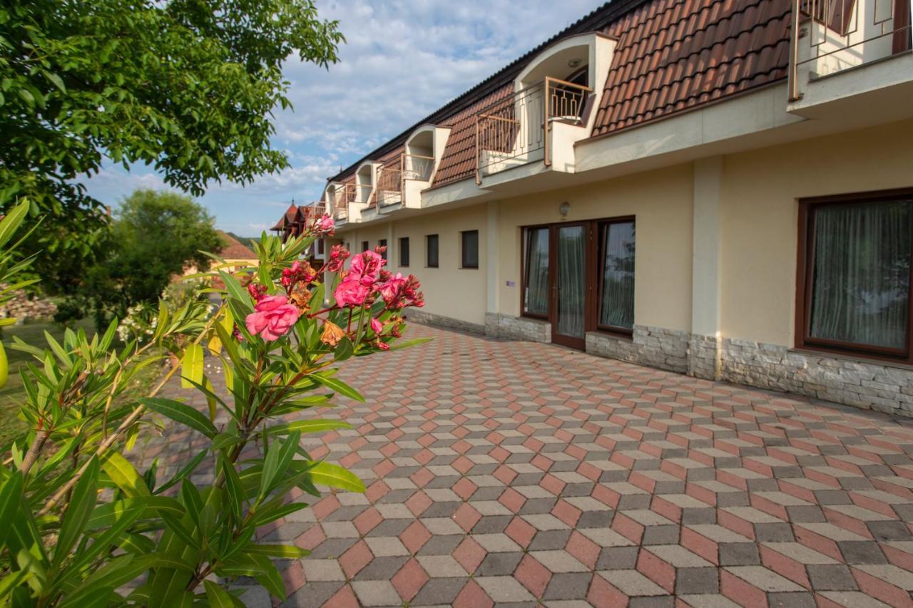 Margareta Apartman Es Ueduelohaz Bogacs Exterior photo