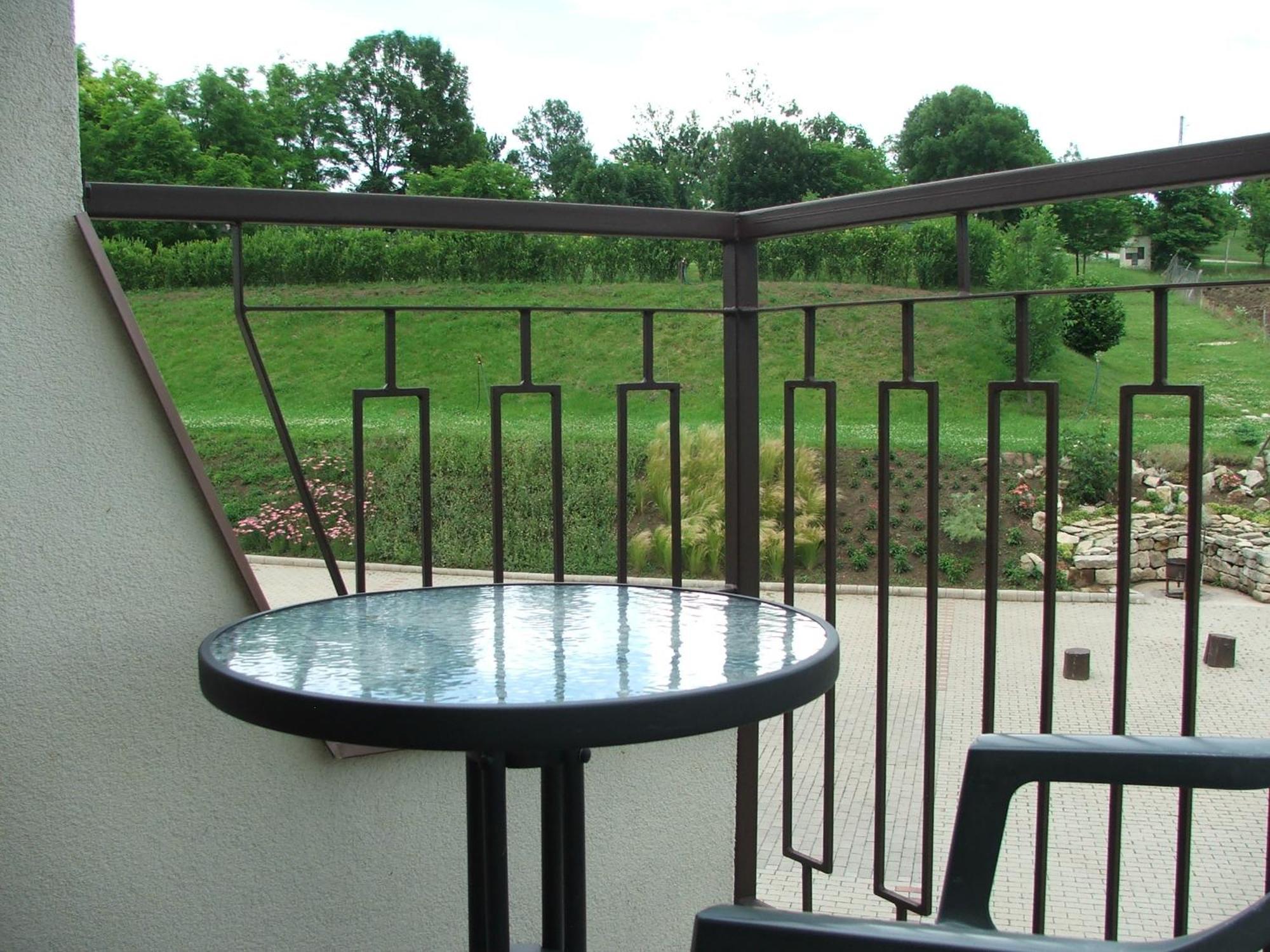 Margareta Apartman Es Ueduelohaz Bogacs Exterior photo