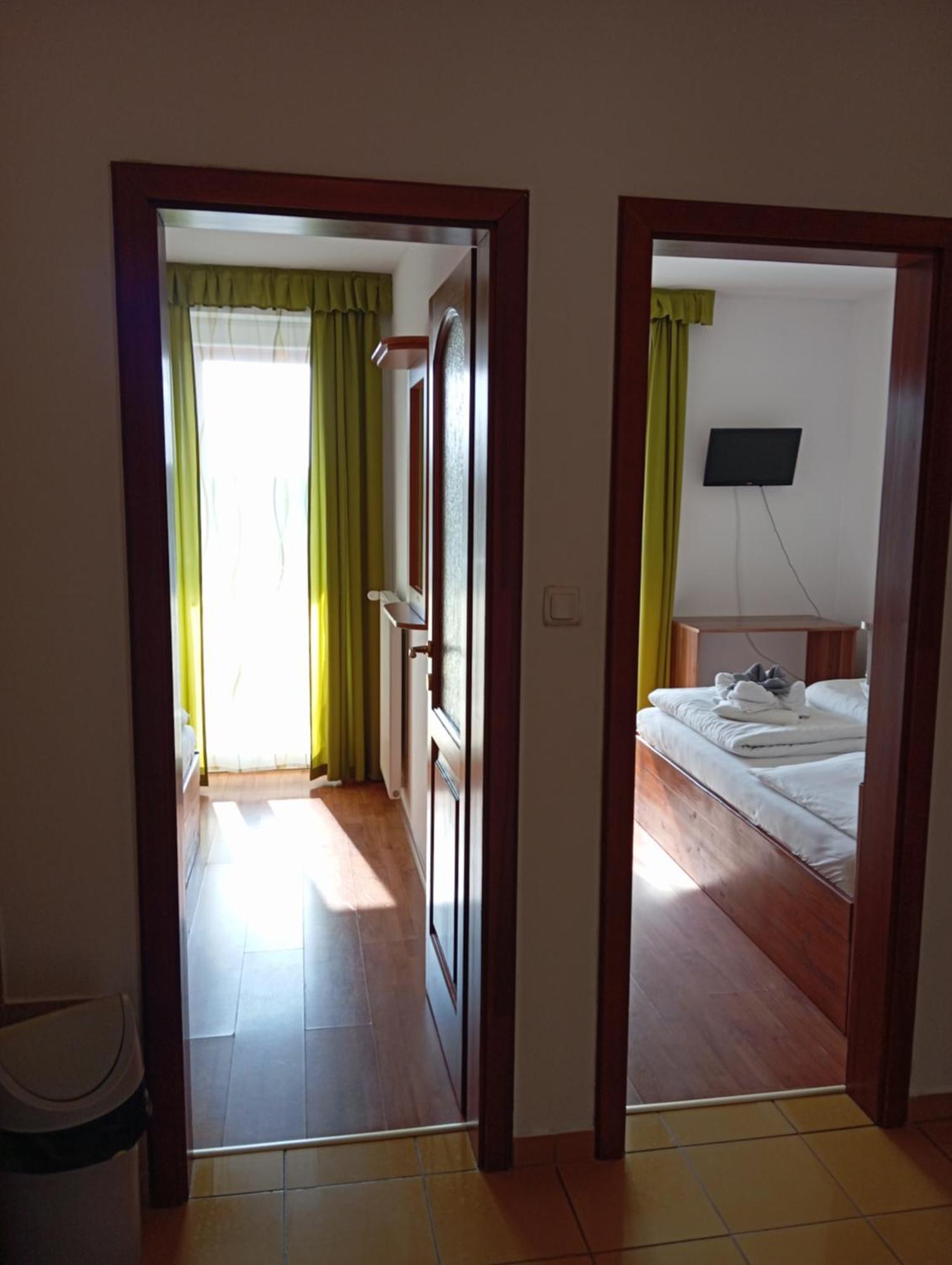 Margareta Apartman Es Ueduelohaz Bogacs Exterior photo